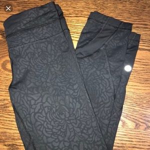 Lululemon black rose legging - size 6
